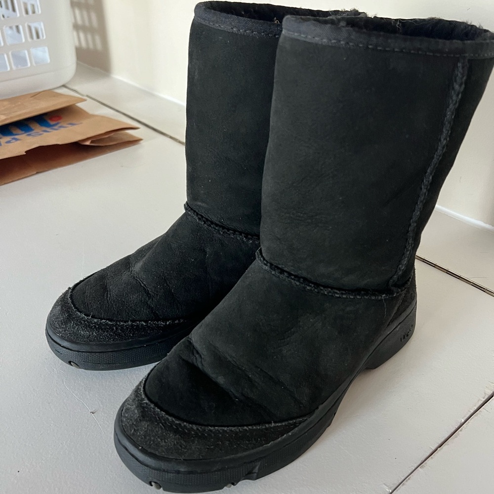 UGG Australia ultimate revival short, black.
